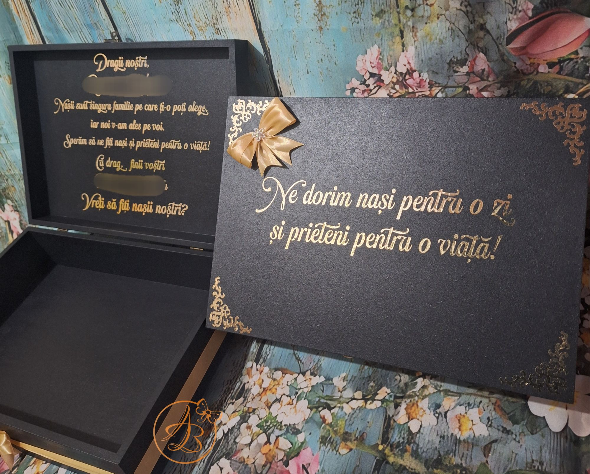 Cutie mare personalizata pentru nasi, cu text, fundita aurie, si doua pahare gravate - imagine 6