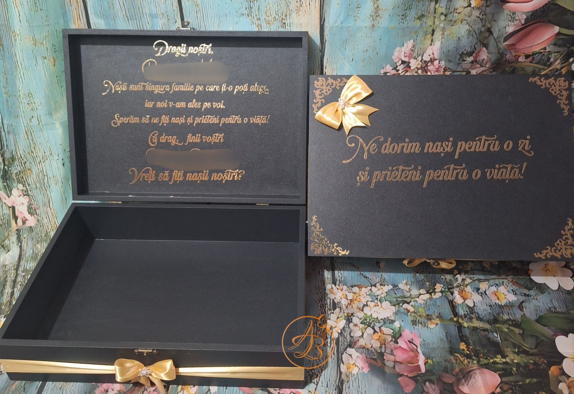 Cutie mare personalizata pentru nasi, cu text, fundita aurie, si doua pahare gravate - imagine 11