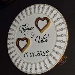 Suport pentru verighete din plexiglass alb, decorat cu margele si text auriu