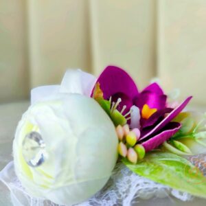 Bratari si cocarde pe alb si mov