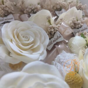 Bratari si cocarde pe alb si crem