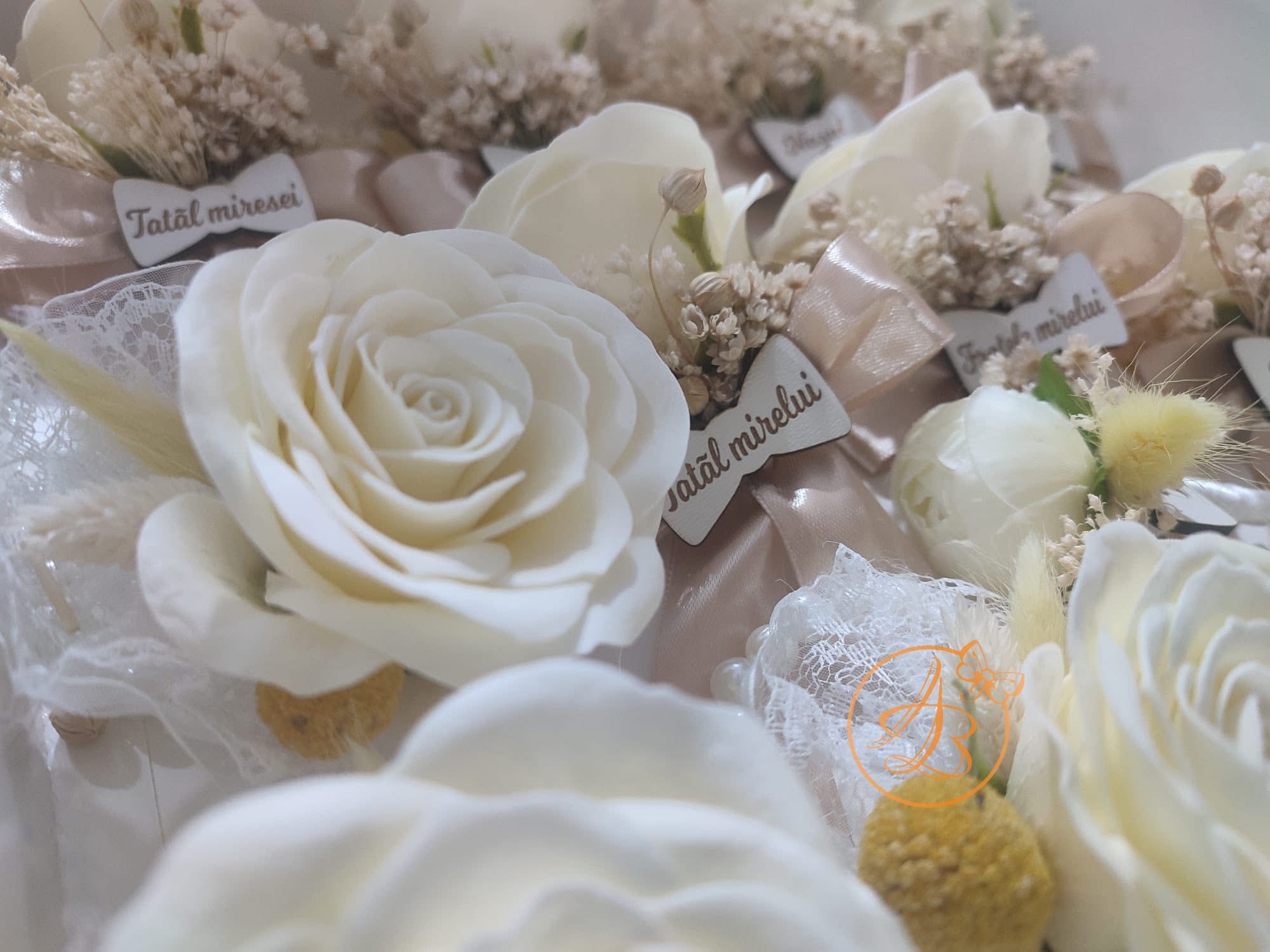 Bratari si cocarde pe alb si crem