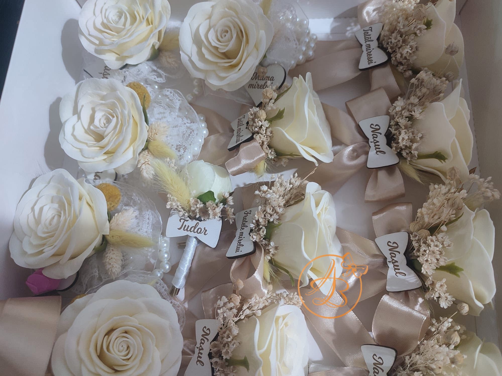 Bratari si cocarde pe alb si crem - imagine 4