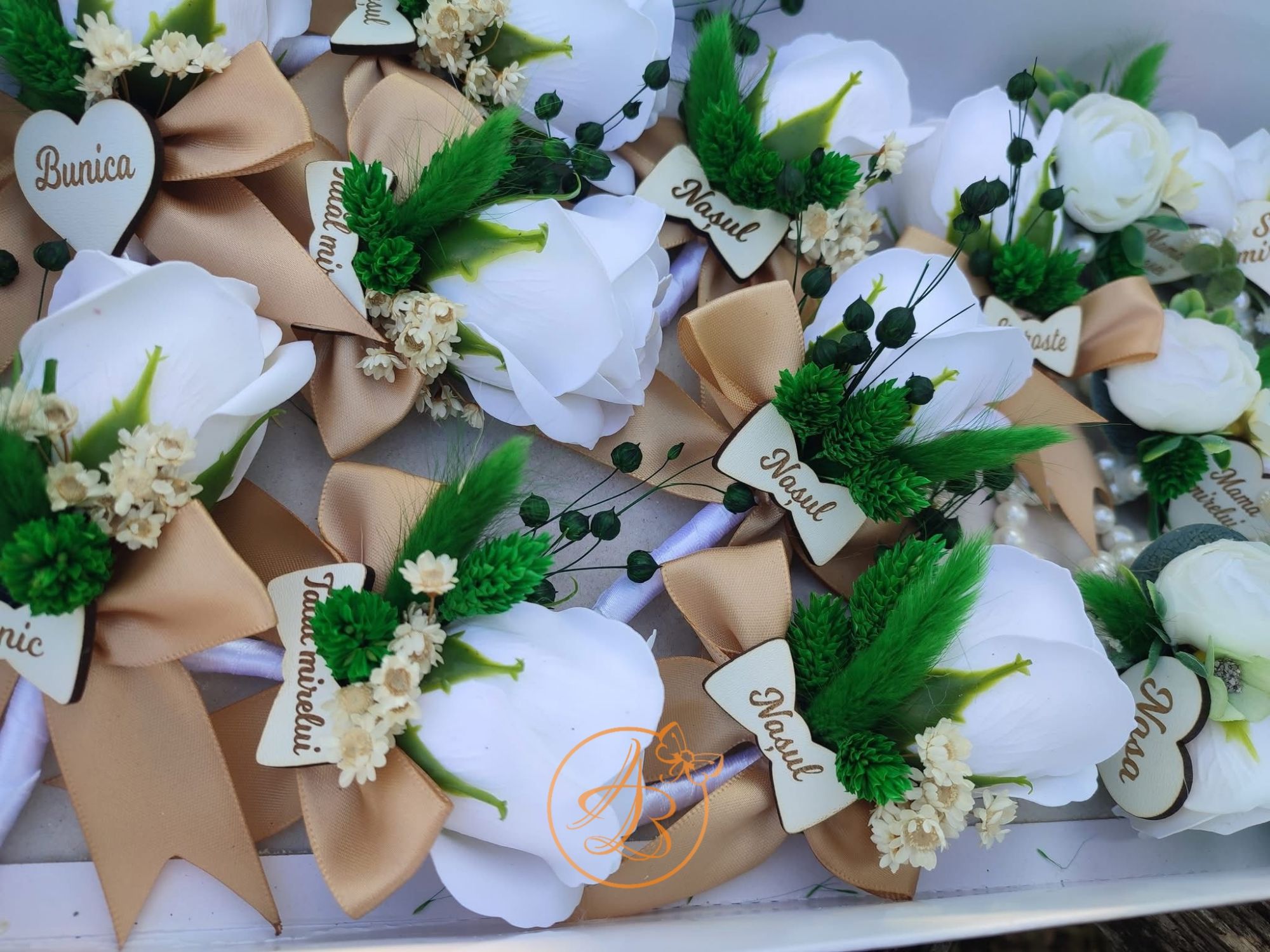 Bratari si cocarde pe alb si verde