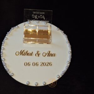 Suport pentru verighete din plexiglass alb cu margele, cutiuta transparenta si nume din oglinda