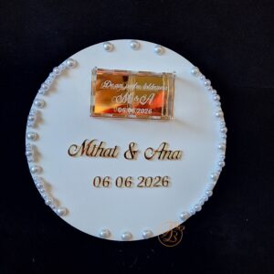 Suport pentru verighete din plexiglass alb cu margele, cutiuta transparenta si nume din oglinda