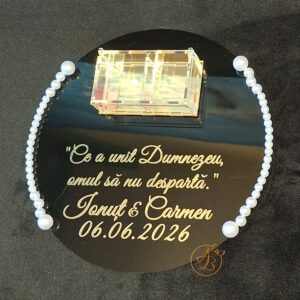 Suport pentru verighete din oglinda neagra, margele albe si cutiuta transparenta