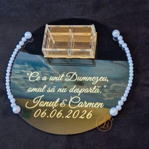 Suport pentru verighete din oglinda neagra, margele albe si cutiuta transparenta