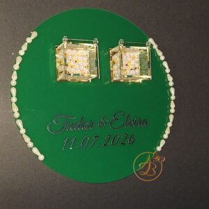 Suport pentru verighete din plexiglass verde cu margele si 2 cutiute transparente