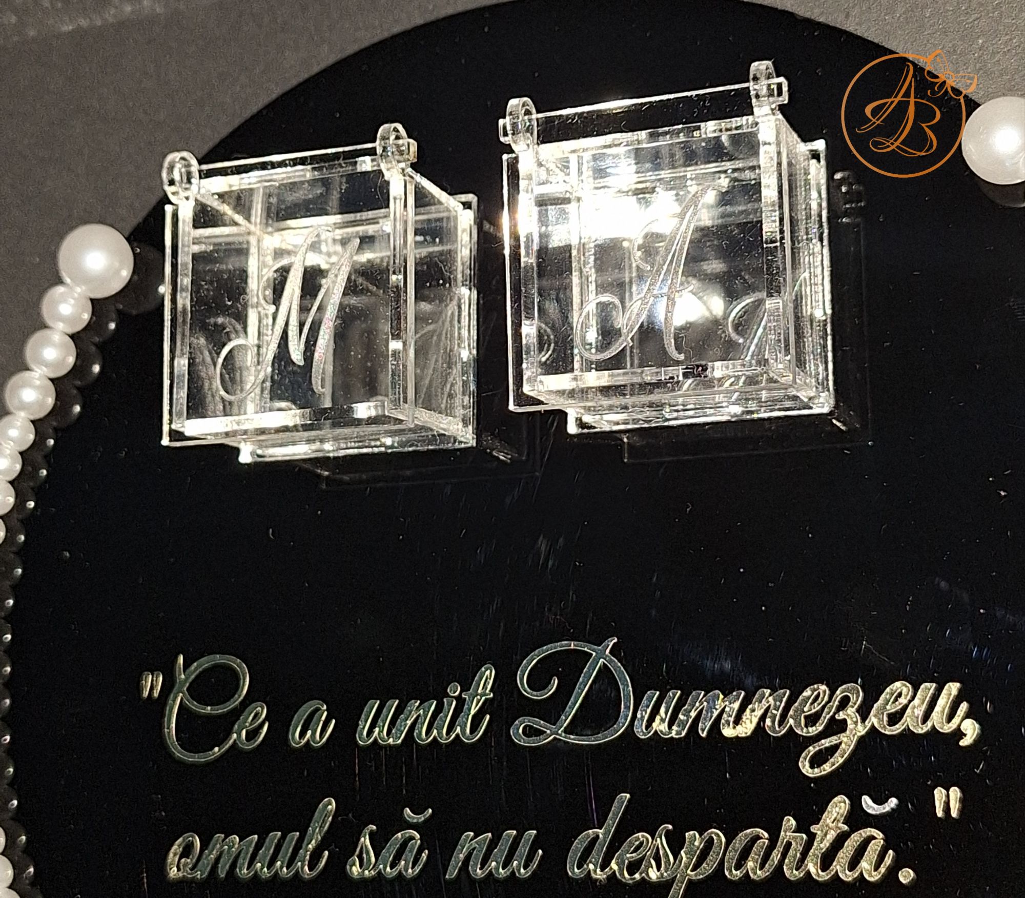 Suport pentru verighete din oglinda neagra, margele albe si 2 cutiute pentru inele - imagine 5