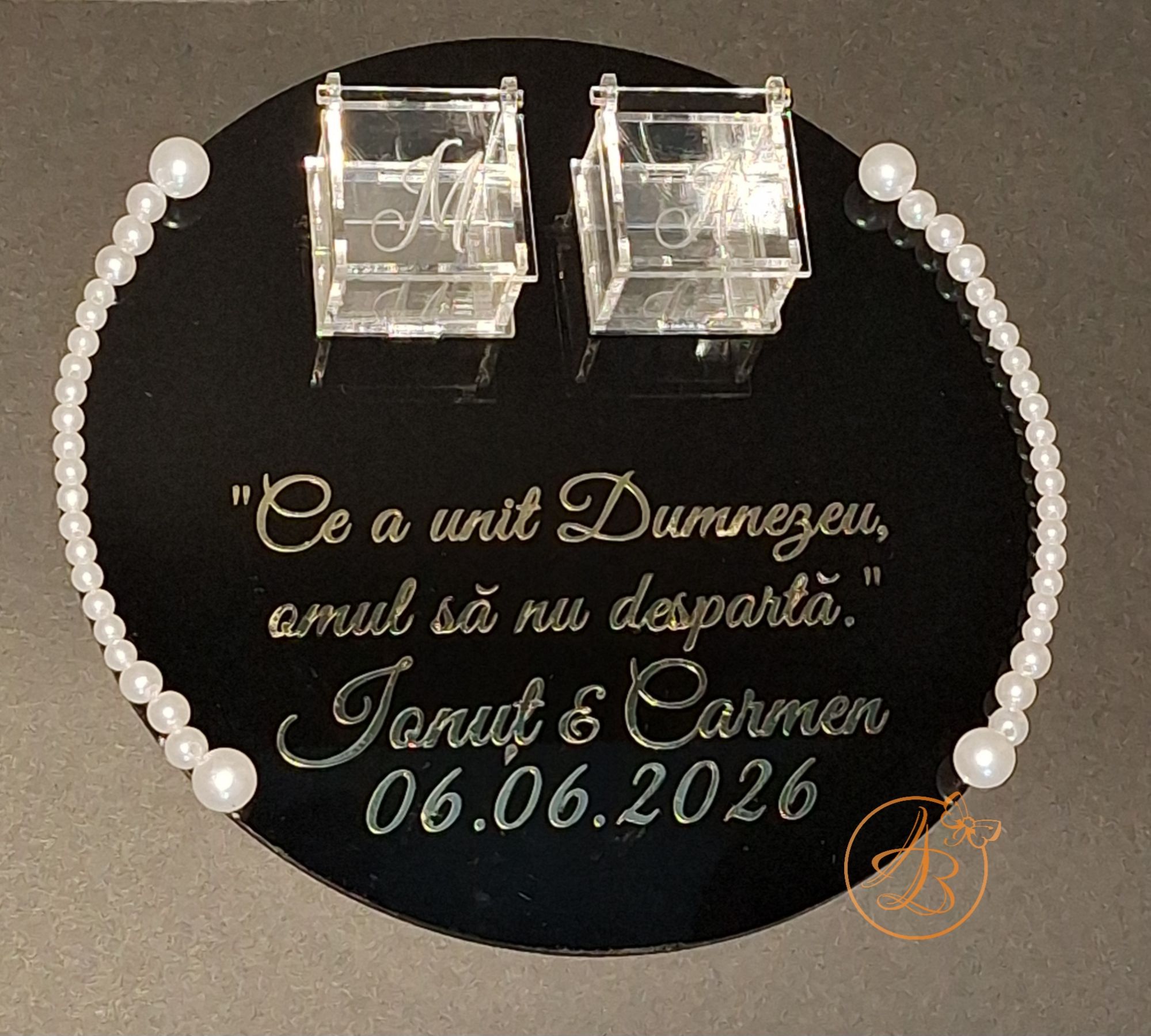 Suport pentru verighete din oglinda neagra, margele albe si 2 cutiute pentru inele - imagine 3