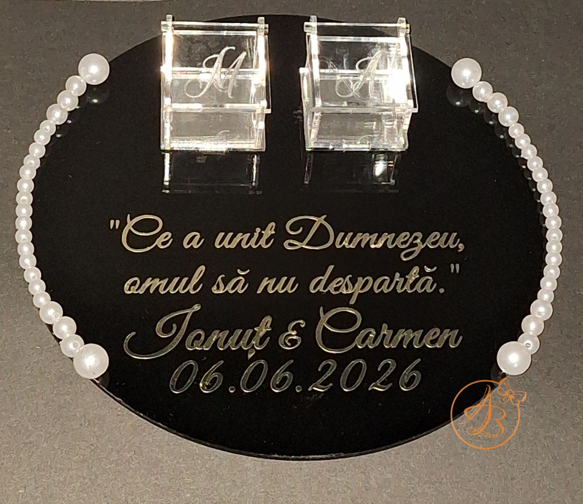 Suport pentru verighete din oglinda neagra, margele albe si 2 cutiute pentru inele - imagine 4