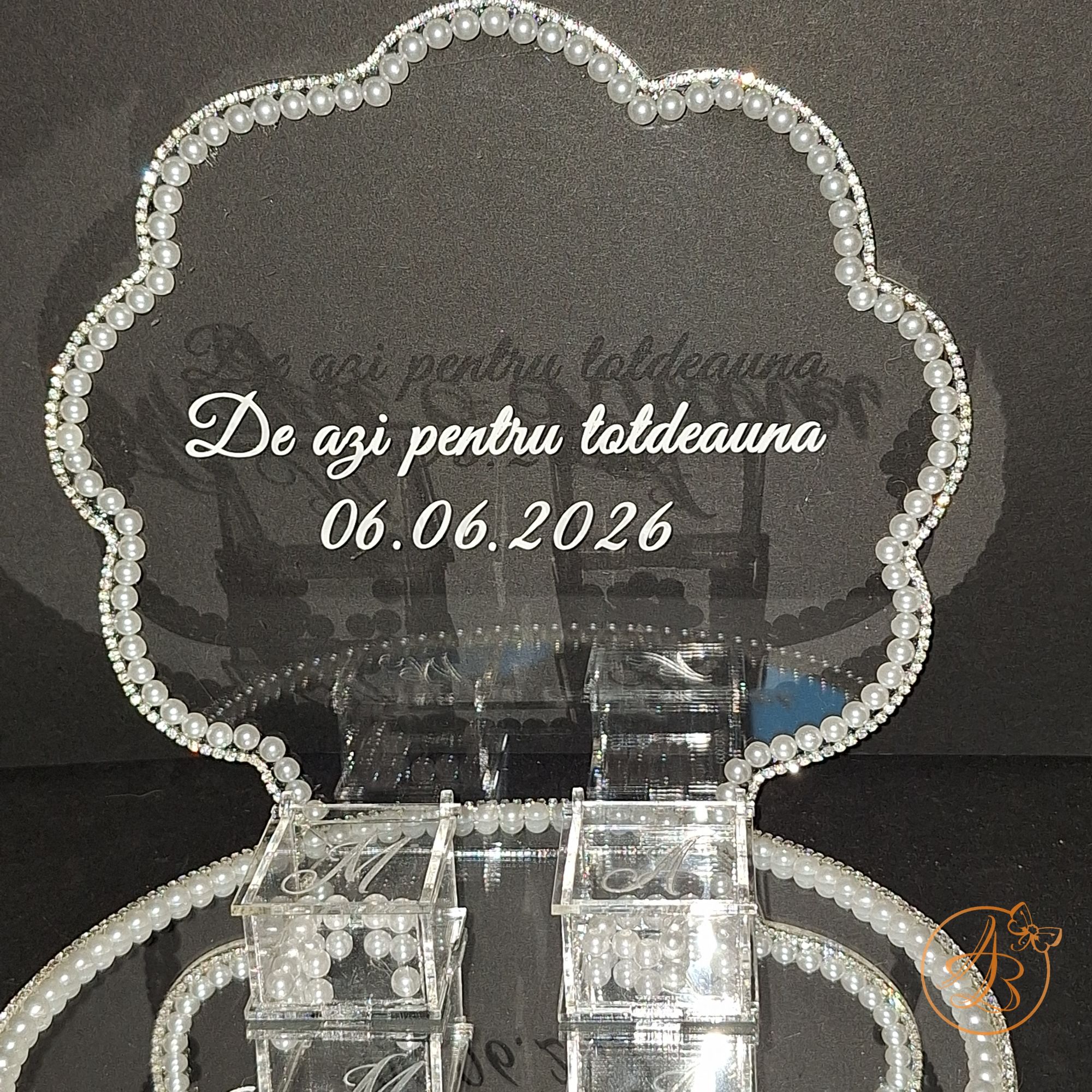 Suport dublat pentru verighete din oglinda si plexiglass transparent, cu strasuri si margele - imagine 6