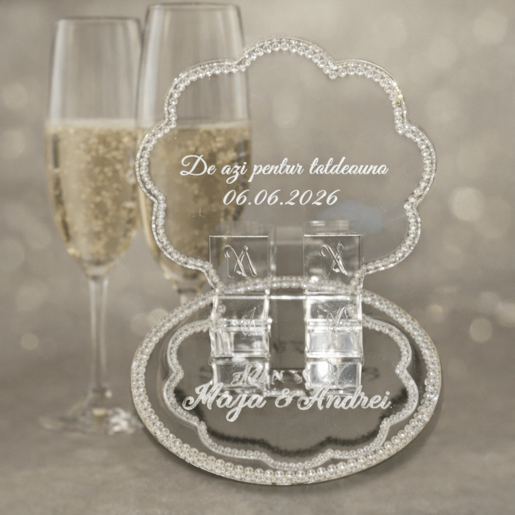 Suport dublat pentru verighete din oglinda si plexiglass transparent, cu strasuri si margele