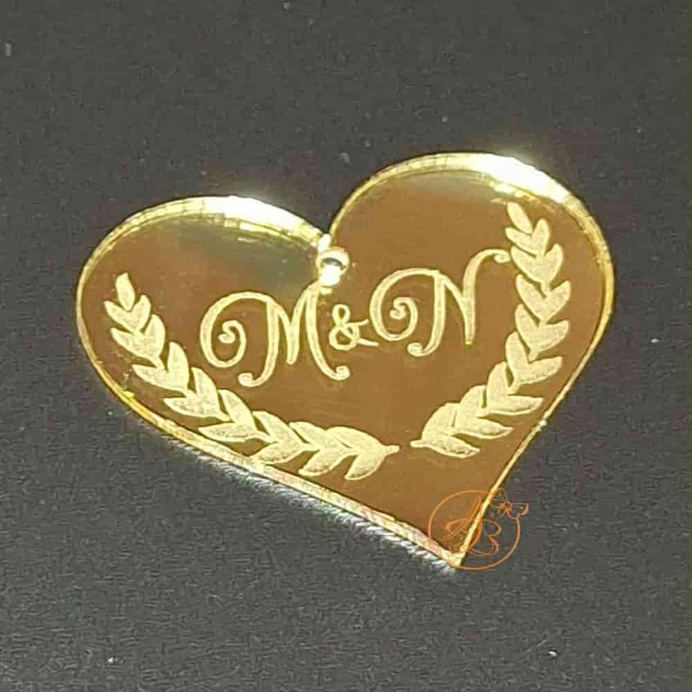 Imagine Inimi Insigne inimi de 4cm din oglinda, cu lauri si initiale – Art Butik