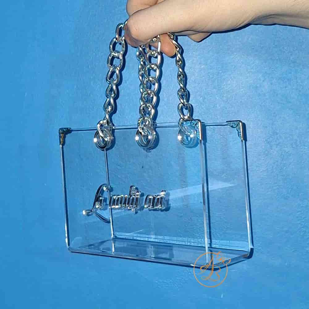 Poseta, geanta mica din plexiglass transparent cu maner argintiu